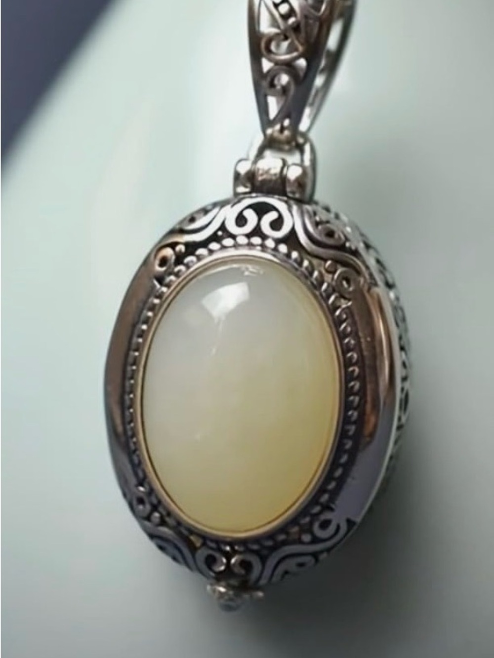 Vintage Style Cream/White fashion Locket Pendant Necklace for Women (NWT)